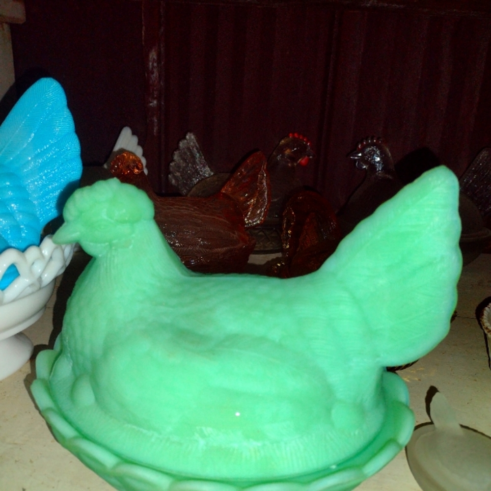 Vintage jadeite glass hen on nest